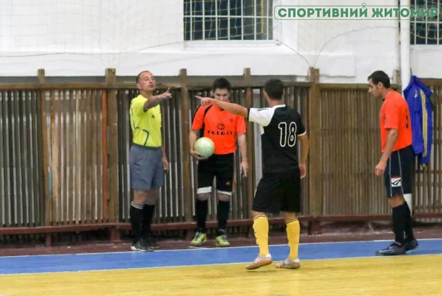 В вирішальних змаганнях з футзалу перемогу здобула команда "Атлет" (фото) — фото 3