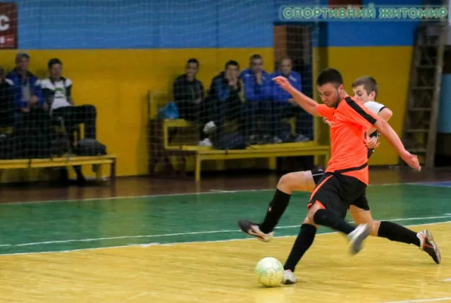 В вирішальних змаганнях з футзалу перемогу здобула команда "Атлет" (фото) — фото 4