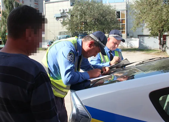 Працівники ДАІ Житомирщини затримали інструктора з "п'яного водіння" (фото, відео) — фото 2