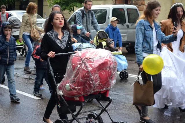 Свято сім’ї в Житомирі: дощ, винахідливість та щирість — фото 1